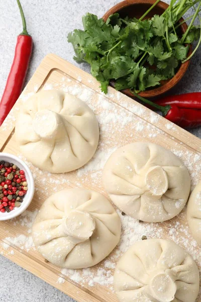 Pişmemiş khinkaliler (hamur tatlısı) ve hafif masada baharatlar, düz konum