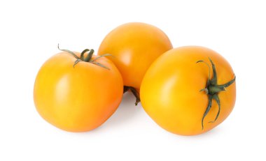 Birçok olgun sarı domates beyazda izole edilmiş.