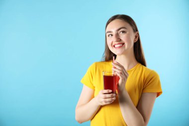 Serinletici içeceği ve samanı açık mavi arka planda olan kadın, metin için boşluk