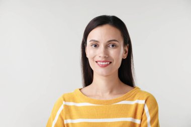 Açık arkaplanda güzel bir kadının portresi