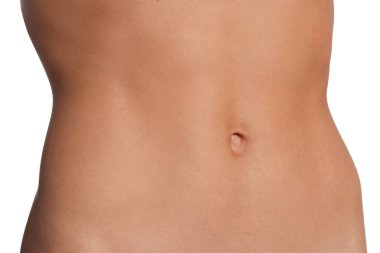 Beyaz arka planda düz göbekli kadın, yakın plan.