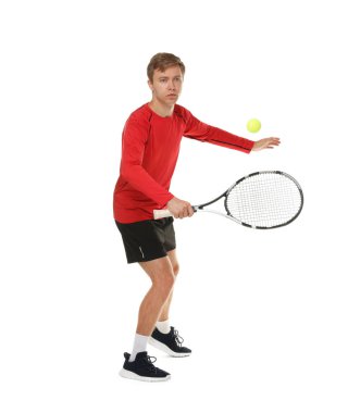 Raketli bir adam beyaz arka planda tenis oynuyor.