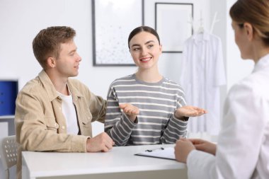 Tüp bebek (tüp bebek). Mutlu çiftin üreme kliniğinde doktorla randevusu var.