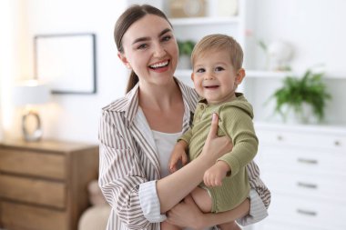 Onun şirin bebek evde annesiyle