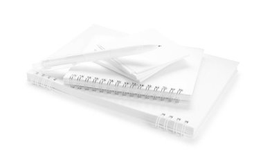 Not defterleri, kağıt notlar ve kalem beyaza izole edilmiş.