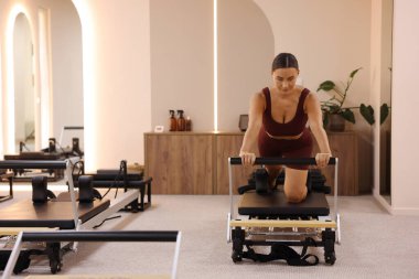 Pilates stüdyosunda yenilikçi bir kadın.