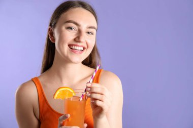 Menekşe arkaplan üzerinde canlandırıcı içecek ve saman olan kadın, metin için boşluk