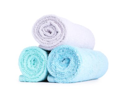 Yuvarlanan havlu yığını beyaza izole edilmiş.