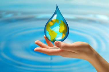 Su kavramını sakla. Dünya 'nın içinde bir kadının eline düşerken suya karşı