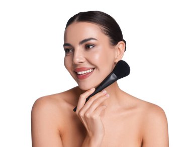 Beyaz arka planda makyaj fırçası olan güzel bir kadın.