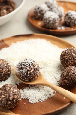 Fındıklı ve hindistan cevizli lezzetli çikolatalar hazırlıyorum.