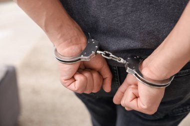 Metal kelepçeli, geçmişi bulanık, yakın plan.