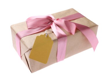 Hediye kutusu boş etiketi üzerinde beyaz izole