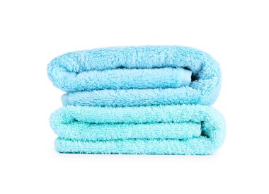 Beyaz üzerine izole edilmiş renkli havlu yığını.