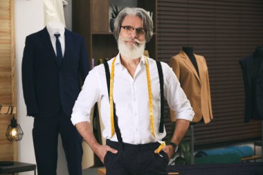 Moda tasarımcısı stüdyosunda. Şık kıyafetler yaratmak