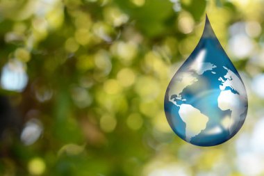 Su kavramını sakla. Bulanık yeşil arkaplana karşı dünya içi düşüş