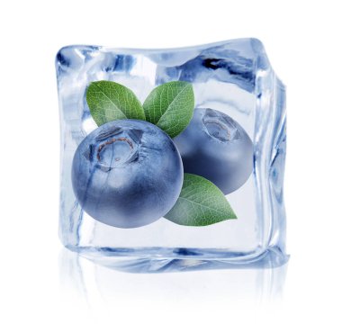 Beyaz arka planda olgun yaban mersini ve yeşil yapraklar buz küpünde