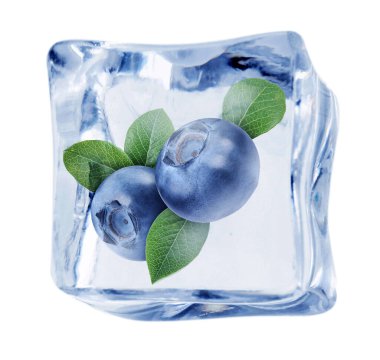 Beyaz arka planda olgun yaban mersini ve yeşil yapraklar buz küpünde