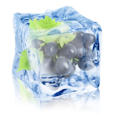 Beyaz zemin üzerinde yeşil yapraklı taze üzümler.