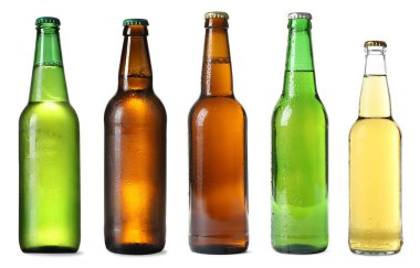 Farklı tipte bira şişeleri beyaz sette izole edilmiş.