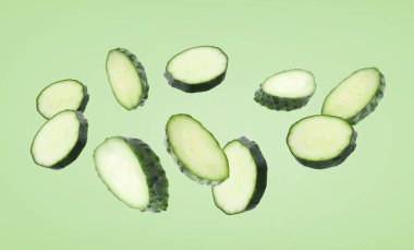 Yeşil zemine düşen taze salatalık parçaları.