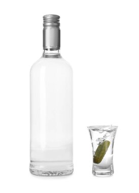 Votka şişede ve shot bardağı beyaza izole edilmiş.