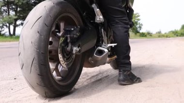 Lviv, Ukrayna - 9 Ağustos 2025: Modern motosiklet süren kasklı genç adam