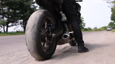 Lviv, Ukrayna - 9 Ağustos 2025: Modern motosiklet süren kasklı genç adam