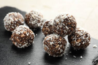 Fındıklı ve hindistan cevizli lezzetli çikolatalar, yakın plan.