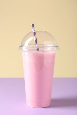 Renkli plastik bardakta lezzetli bir milkshake.