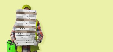 Teslimatçı, açık sarı arka planda bir sürü pizza kutusu tutuyor. Metin için alanı olan pankart tasarımı