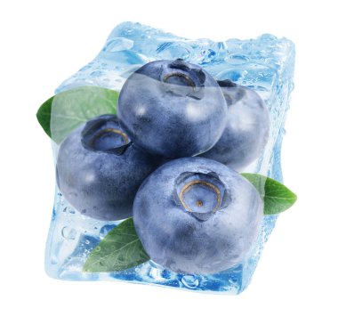 Beyaz arka planda olgun yaban mersini ve yeşil yapraklar buz küpünde