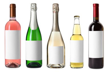 Boş etiketli şişeler beyaza izole edilmiş, set. Alkolik içecekler