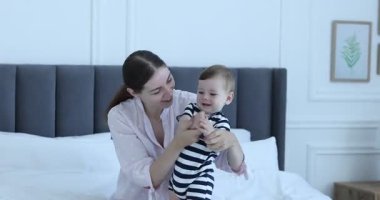 Anne evde tatlı küçük bebeğiyle eğleniyor.