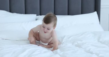 Evdeki kameraya doğru sürünen şirin bir bebek.