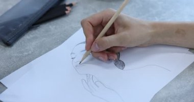 Gri masada resim çizen kadın, yakın plan.