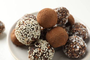 Masada kakao tozu, fındık ve susam tohumlu lezzetli çikolata şekerleri, yakın plan.