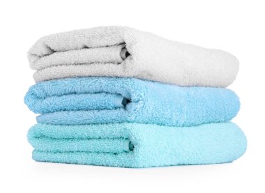 Beyaz üzerine izole edilmiş renkli havlu yığını.