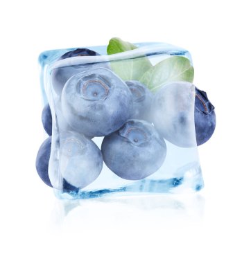 Beyaz arka planda olgun yaban mersini ve yeşil yapraklar buz küpünde