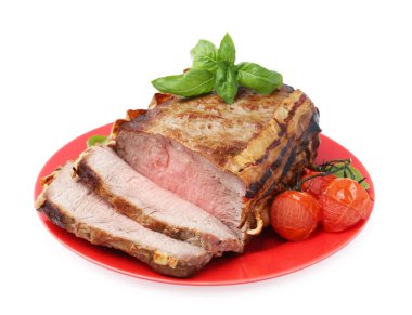 Lezzetli fırınlanmış et, domates ve fesleğen.