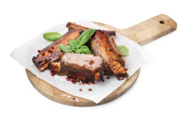 Kızarmış sığır kaburgası ve beyaz üzerine izole baharatlar.