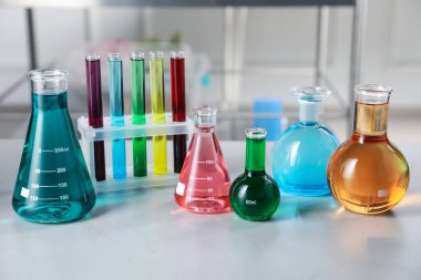 Açık masa üzerinde renkli sıvılar bulunan farklı bir laboratuar cam.