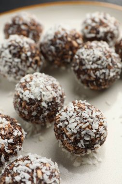 Fındıklı ve hindistan cevizli lezzetli çikolatalar, yakın plan.