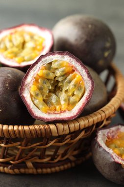 Gri masada taze tutku meyveleri, yakın plan.