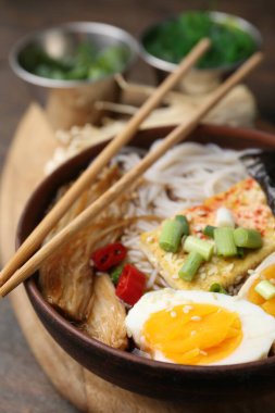 Sofrada mantarlı leziz ramen, yakın plan.