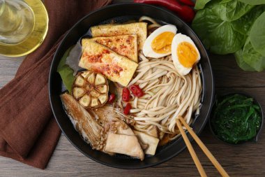 Lezzetli erişte ve istiridye (eryngii) mantarları ahşap masada, düz yatıyordu.