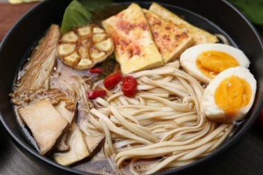 Lezzetli erişte ve istiridye (eryngii) mantarları masada, yakın plan.