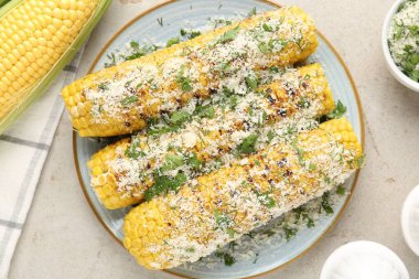 Masada maydanozlu ve peynirli mısır koçanlarının tadı açık.