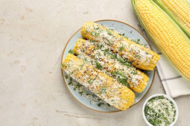 Işık masasında maydanozlu ve peynirli mısırlı leziz mısır koçanları. Metin için boşluk