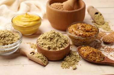 Ahşap masada farklı hardal türleri, yakın plan.